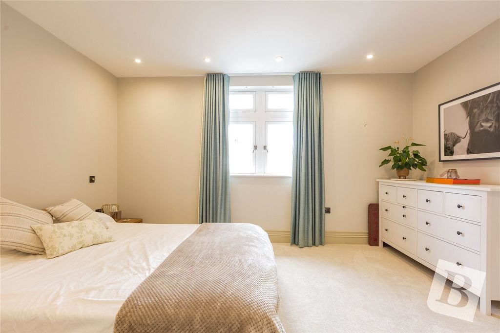 Additional image 10 of 3 bed flat for saleConvent Close, Upminster RM14