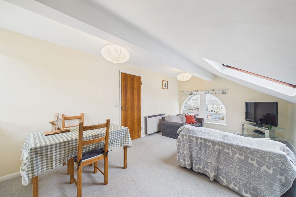 2 bed flat for saleWest Strand, Harbourside West Strand CA28 photo 2