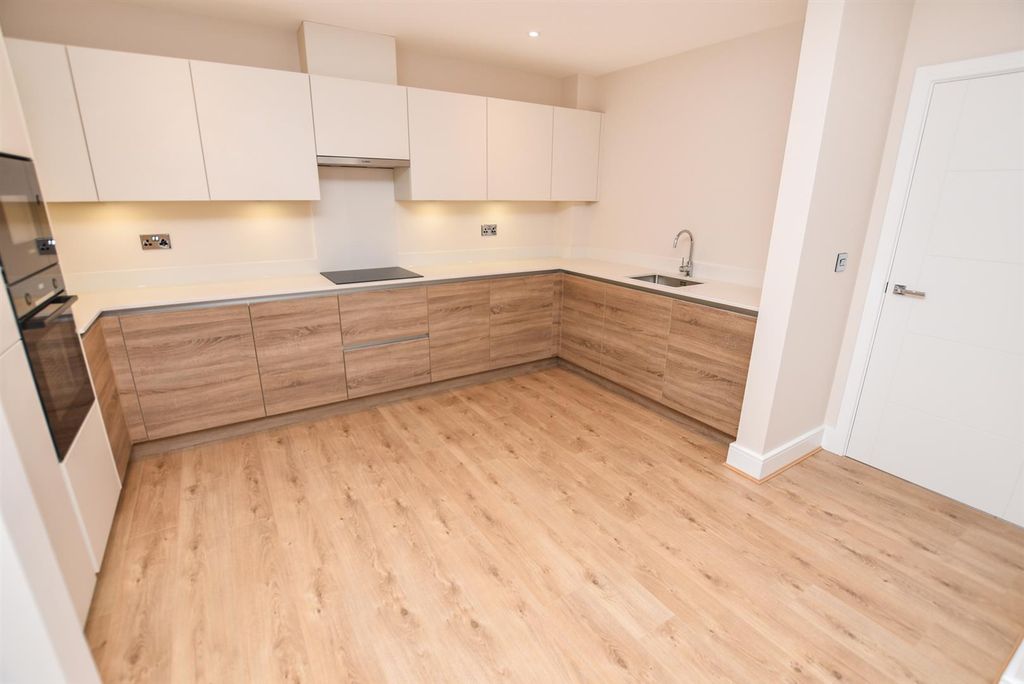 Additional image 6 of 2 bed flat for saleHigh Road, Benfleet SS7