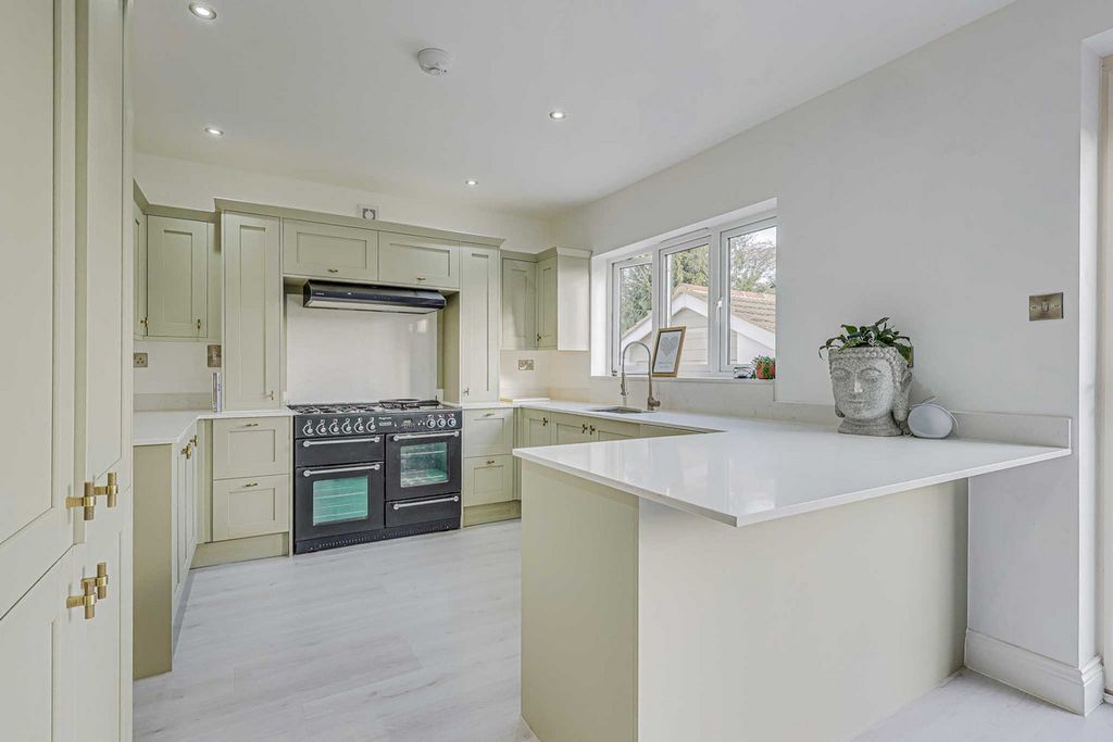4 bed detached house for saleThundersley Park Road, Benfleet SS7 photo 3