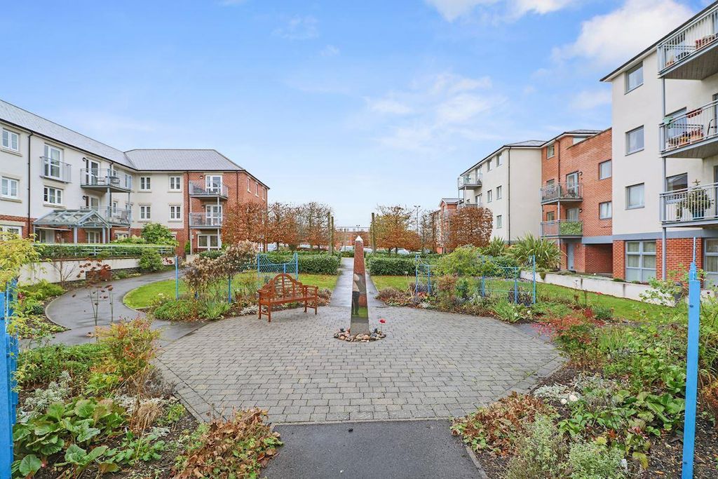 2 bed flat for saleLady Susan, New Road, Basingstoke RG21