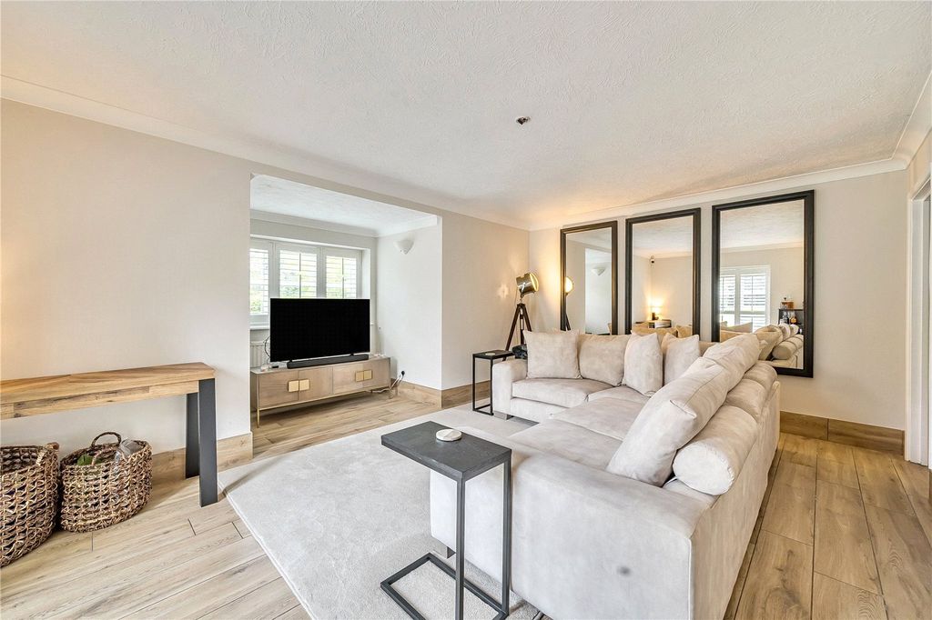 2 bed flat for saleReading Road, Arborfield, Reading, Berkshire RG2 photo 2