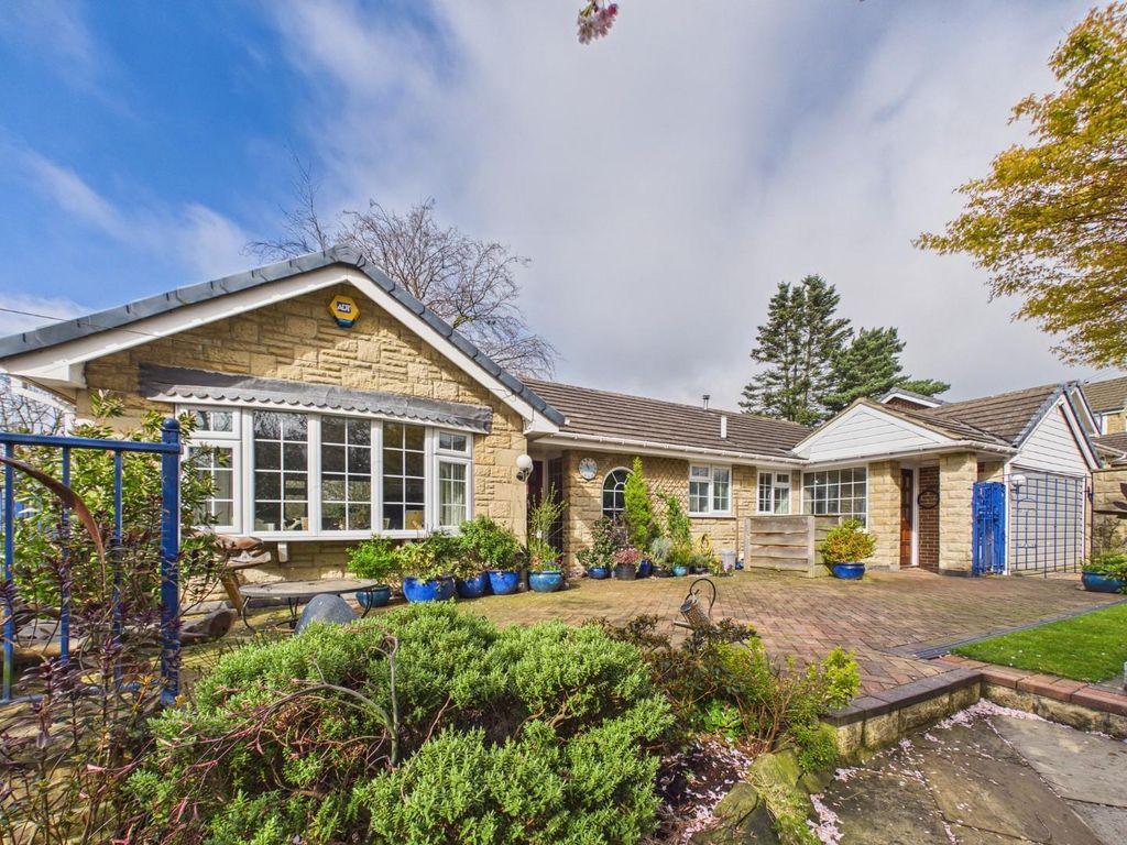 4 bed detached house for saleWoodvale Crescent, Bingley BD16 photo 2