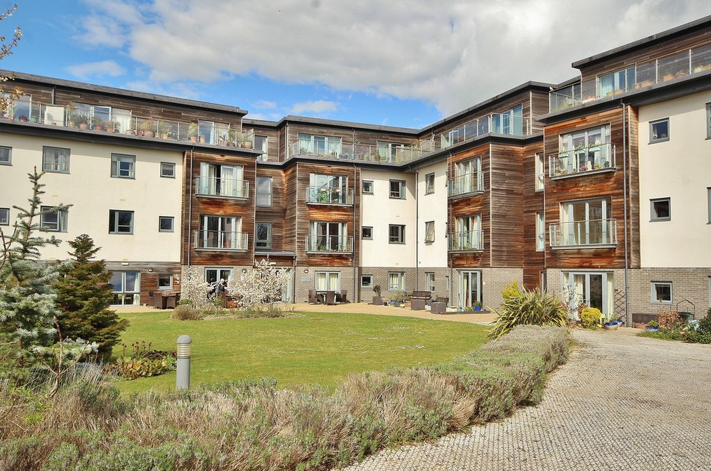 2 bed flat for saleFernleigh, Witney OX28 photo 2