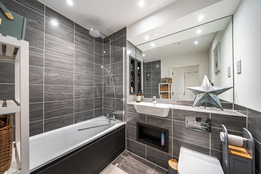 Additional image 5 of 2 bed flat for saleRegal Walk, Bexleyheath DA6