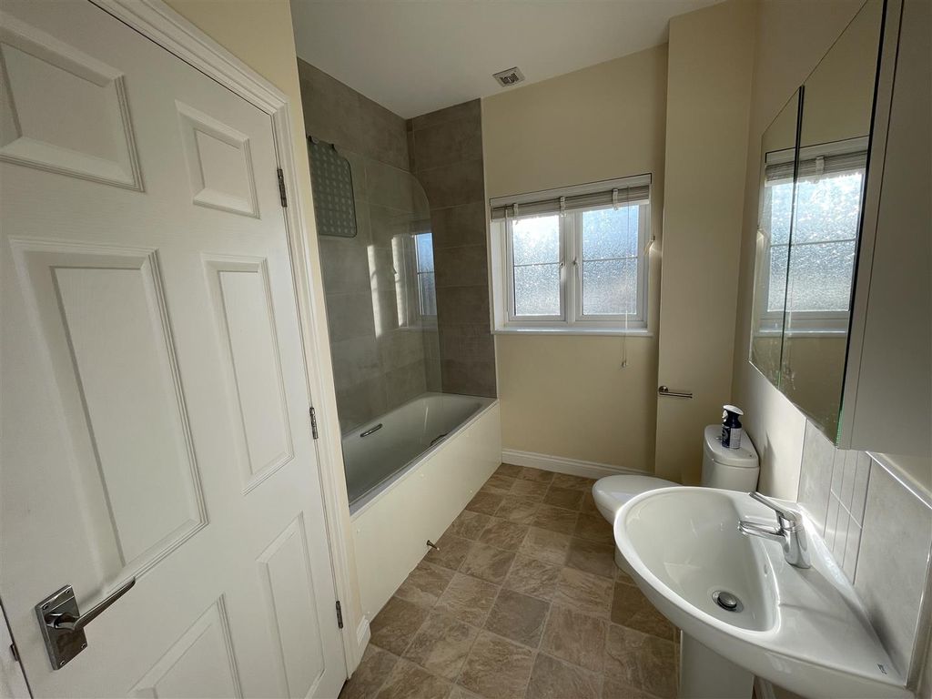 2 bed flat for saleJubilee Close, Crewkerne - Allocated Parking TA18 photo 5
