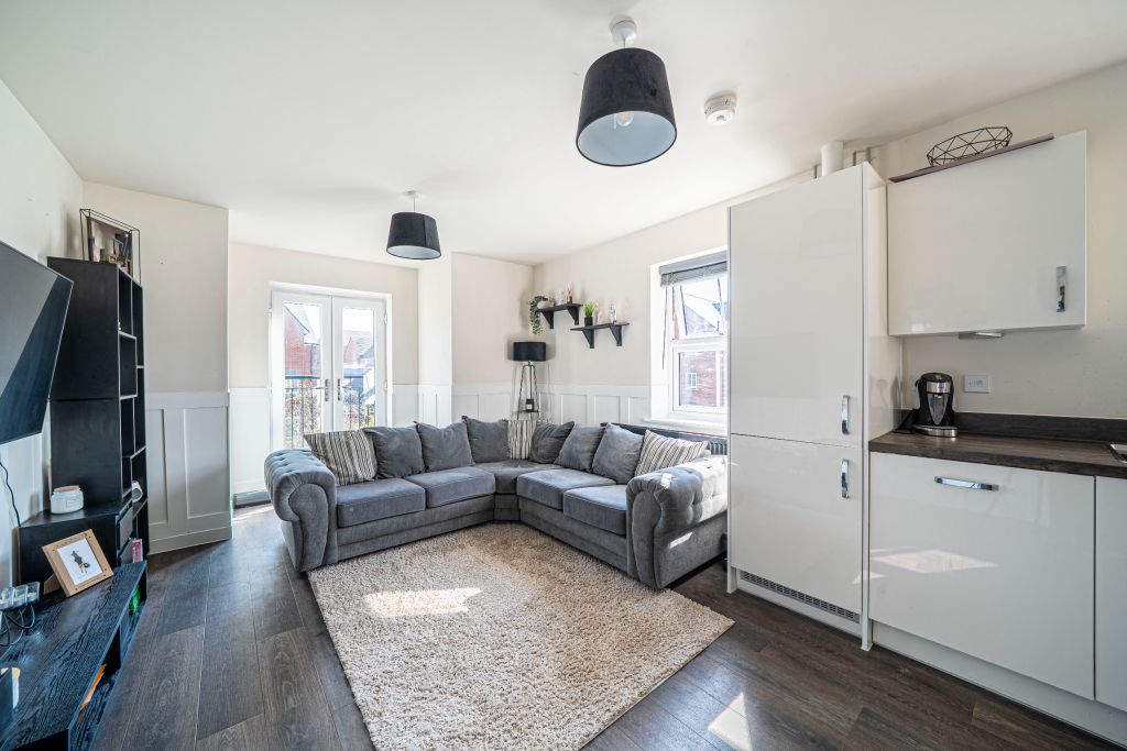 2 bed flat for saleMarchment Close, Picket Piece SP11 photo 4