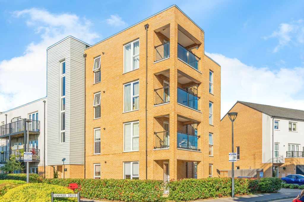 2 bed flat for saleHawker Drive, Addlestone, Surrey KT15
