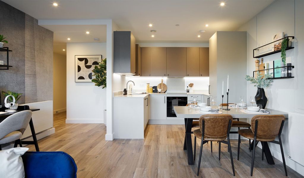 Additional image 4 of 2 bed flat for saleBankside Gardens, Flagstaff Road, Reading RG2