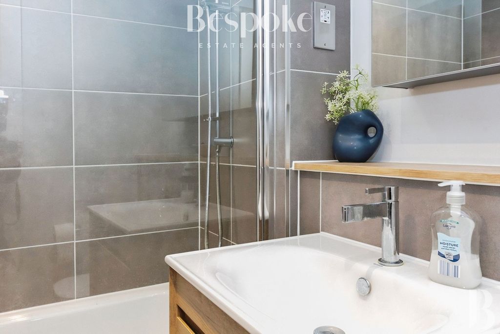 Additional image 13 of 2 bed flat for saleSunapee Road, Reading RG2