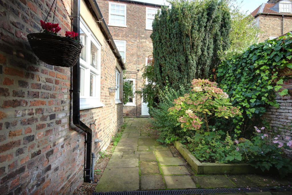 Additional image 15 of 4 bed terraced house for saleLairgate, Beverley HU17