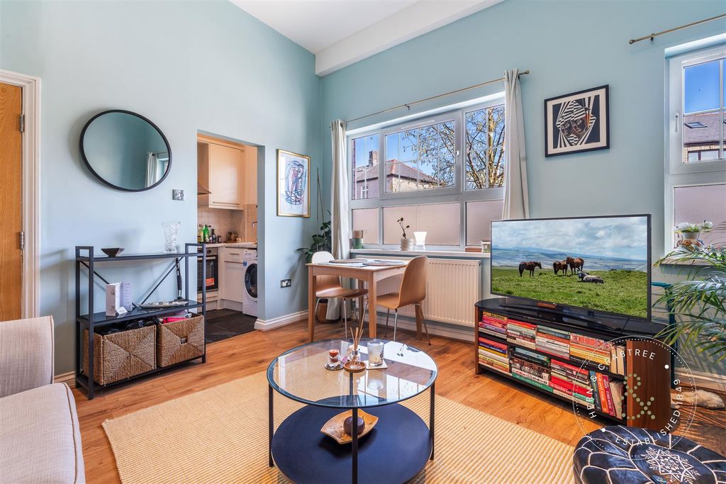 2 bed flat for saleSevern Road, Cardiff CF11 photo 2