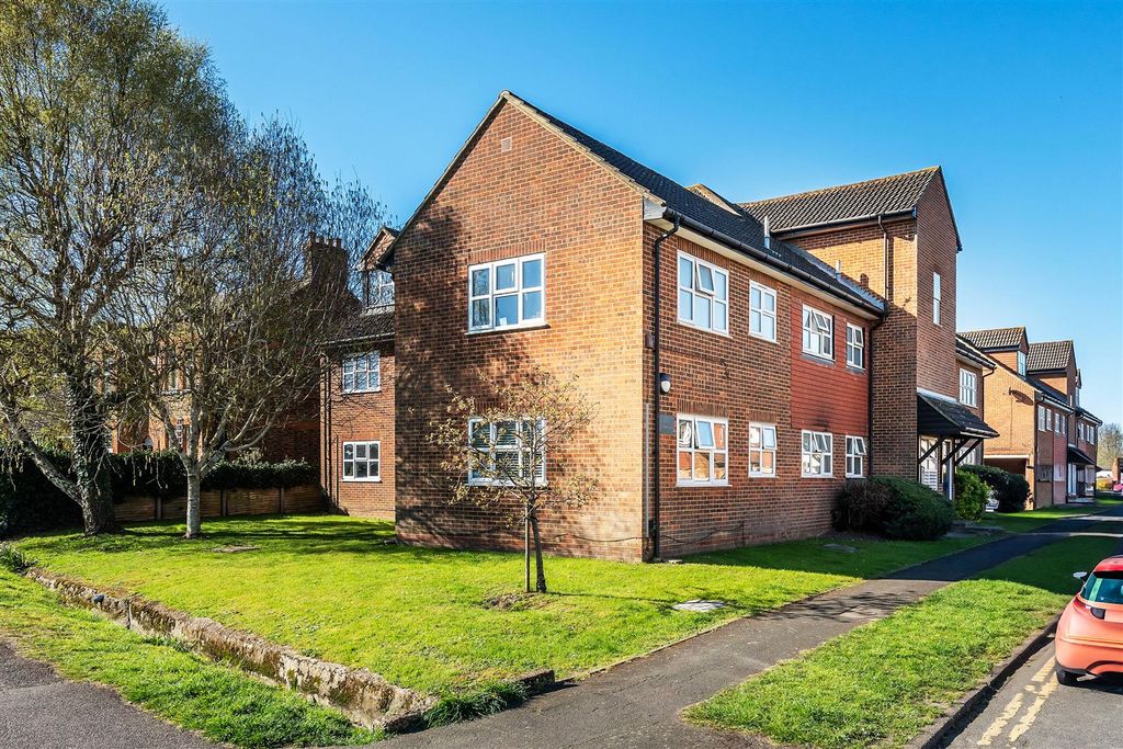 Additional image 2 of 1 bed flat for saleAshtead KT21