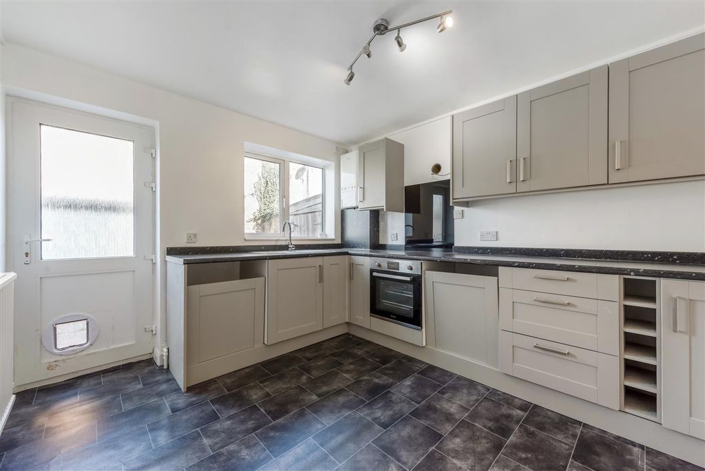 2 bed flat for saleThe Drove, Andover SP10 photo 4