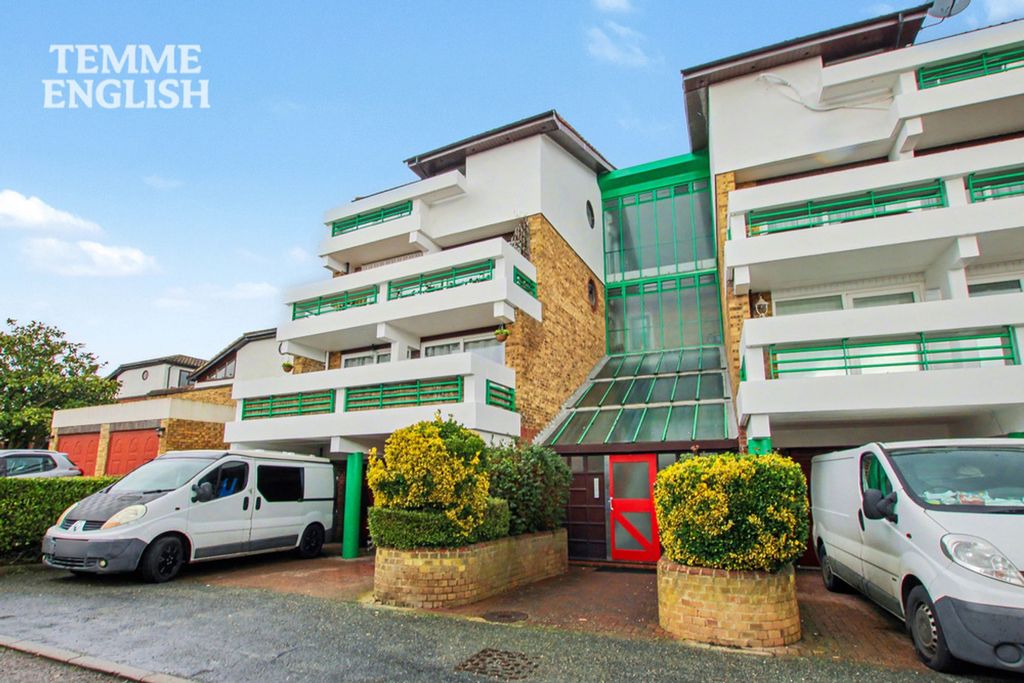 2 bed flat for saleThe Vale, Basildon SS16