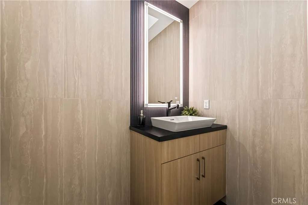 Additional image 33 of 1170 S Lucerne Blvd, Los Angeles, CA 90019