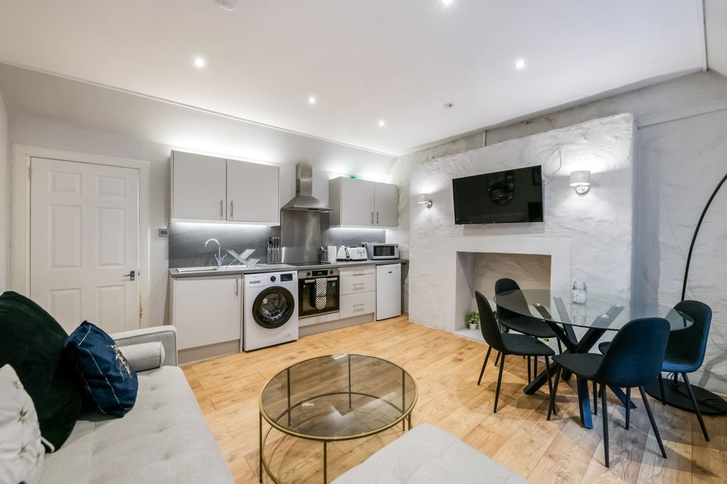 2 bed flat for saleThe Cross, Crieff PH7 photo 4