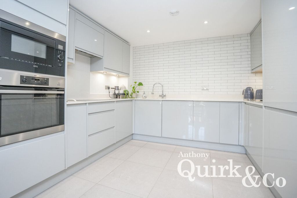 Additional image 4 of 2 bed flat for saleHigh Road, Benfleet SS7