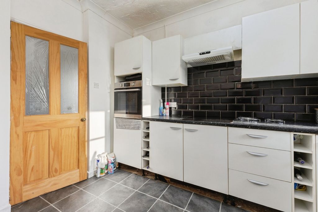 3 bed flat for saleStation Road, Attleborough, Norfolk NR17 photo 5