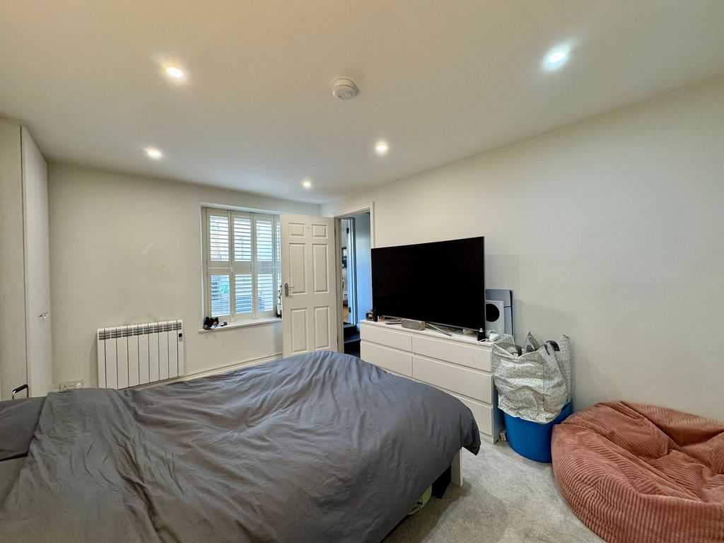 Additional image 10 of 2 bed flat for sale24 Simon Place, St Helier JE2