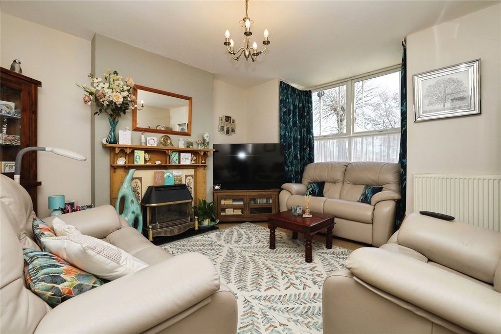 Additional image 2 of 3 bed flat for salePark Avenue, Bideford, Devon EX39