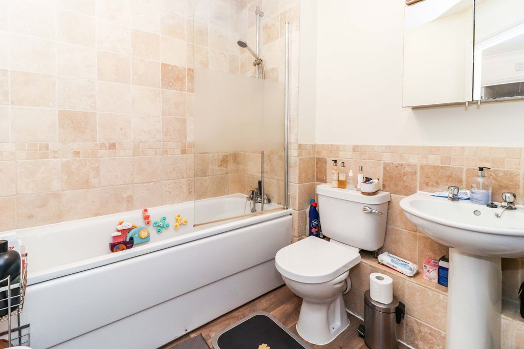 Additional image 6 of 2 bed flat for saleStation Road, Beaconsfield, Buckinghamshire HP9