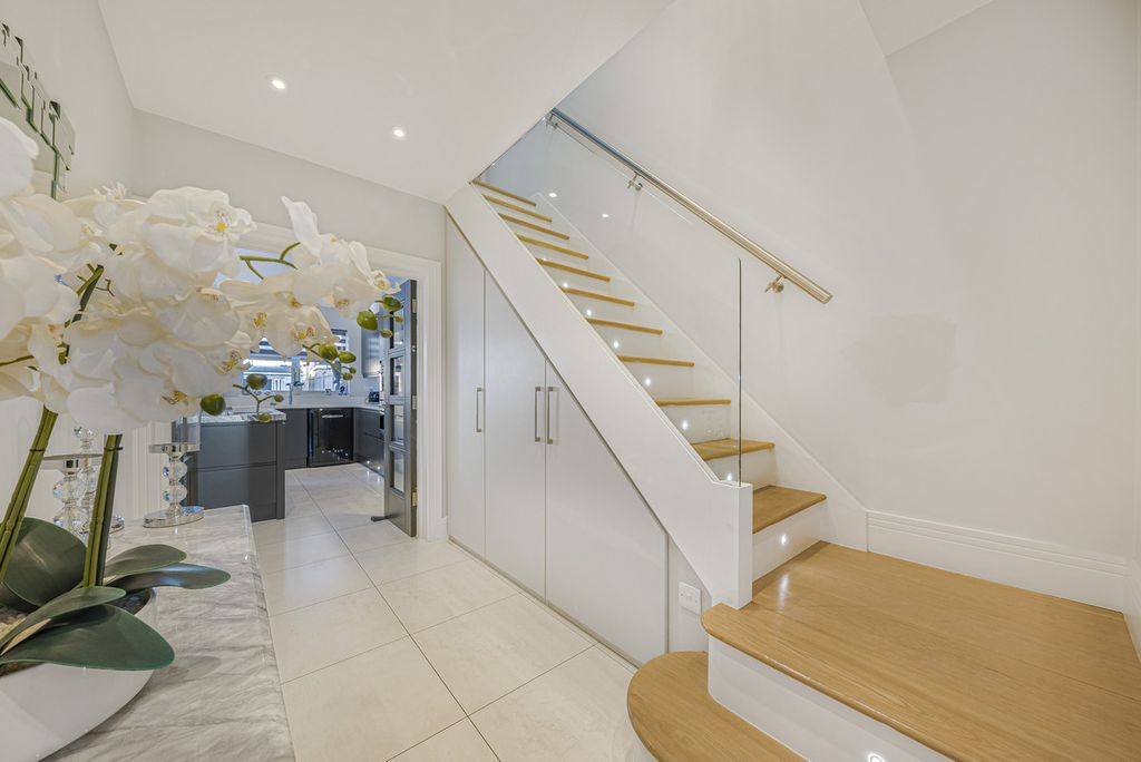 Additional image 35 of 4 bed semi-detached house for saleEdwin Close, Bexleyheath DA7