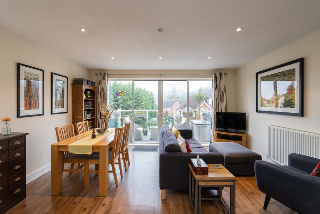 2 bed flat for saleHill View, Dorking RH4