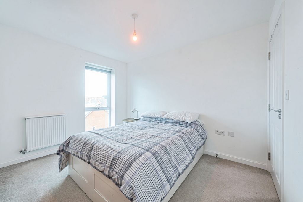 Additional image 8 of 2 bed flat for sale1 Strong Drive, Basingstoke RG21