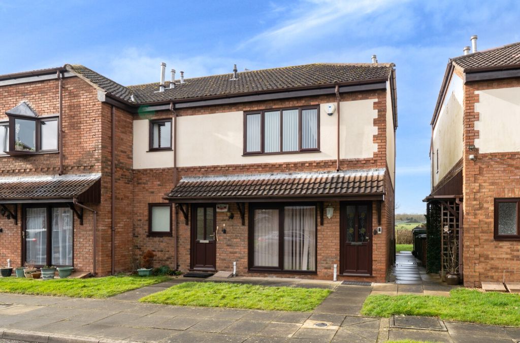 2 bed flat for saleBriar Lane, Grimsby, Lincolnshire DN33