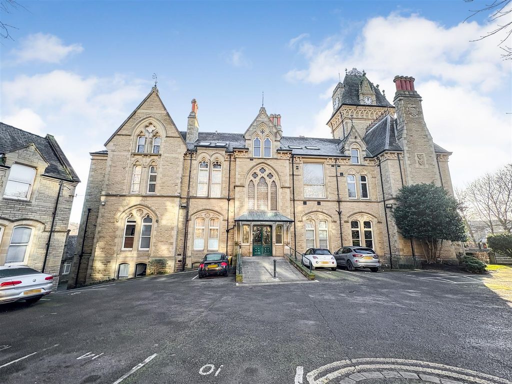 2 bed flat for saleHalifax Road, Dewsbury WF13
