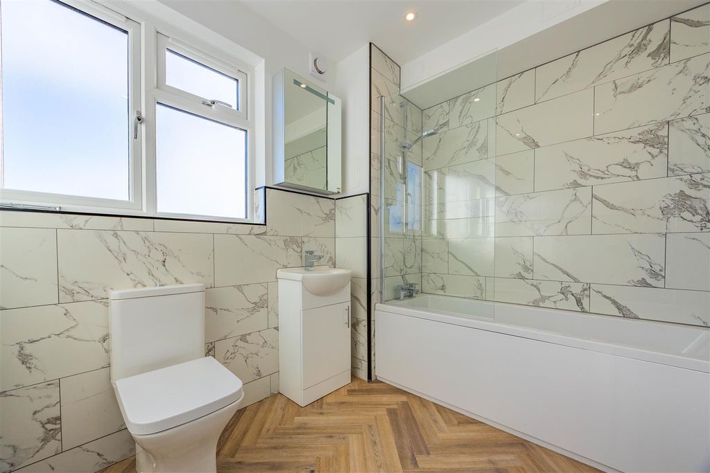 Additional image 3 of 2 bed flat for saleLondon Road, Hadleigh, Benfleet SS7