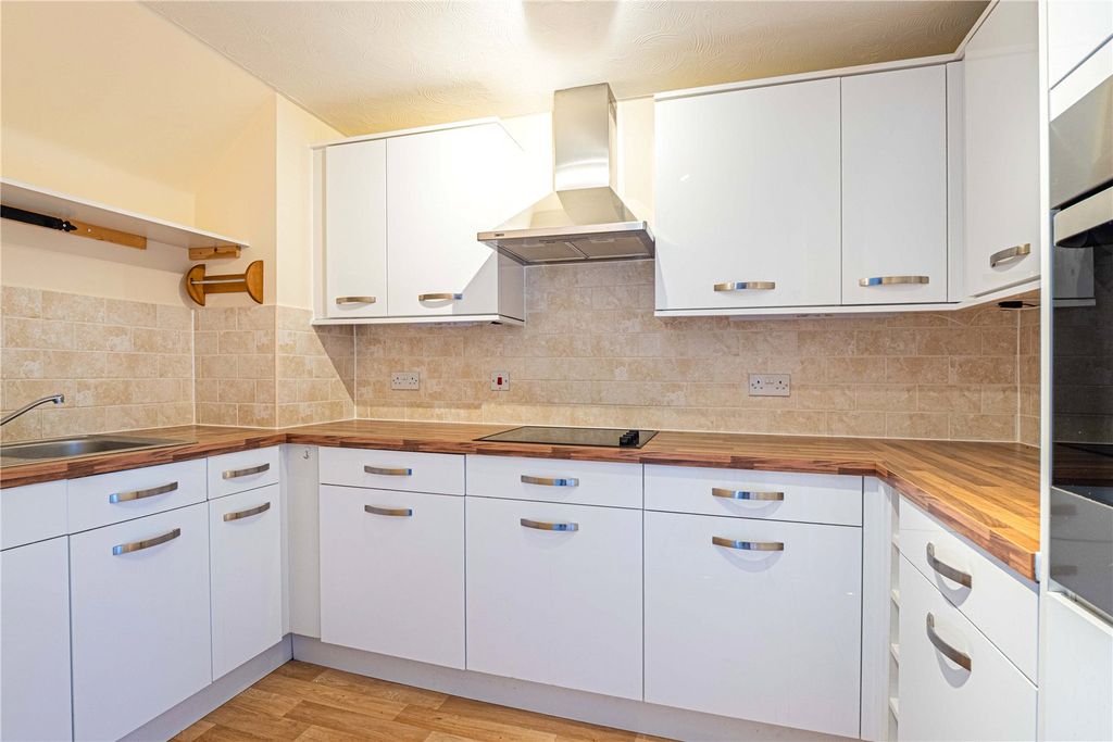 Additional image 7 of 2 bed flat for saleHigh Street, Berkhamsted, Hertfordshire HP4