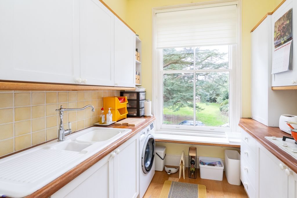 2 bed flat for salePixham Lane, Pixham RH4 photo 4