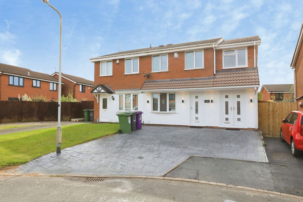 Additional image 20 of 4 bed semi-detached house for saleSheaves Close, Bilston, West Midlands WV14