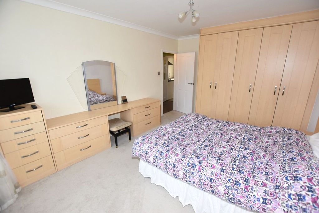 2 bed detached bungalow for saleDuncan Drive, Birchington CT7 photo 5