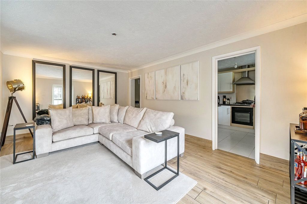 2 bed flat for saleReading Road, Arborfield, Reading, Berkshire RG2 photo 4