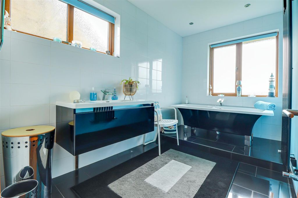 Additional image 25 of 3 bed detached house for saleHaresland Close, Benfleet SS7
