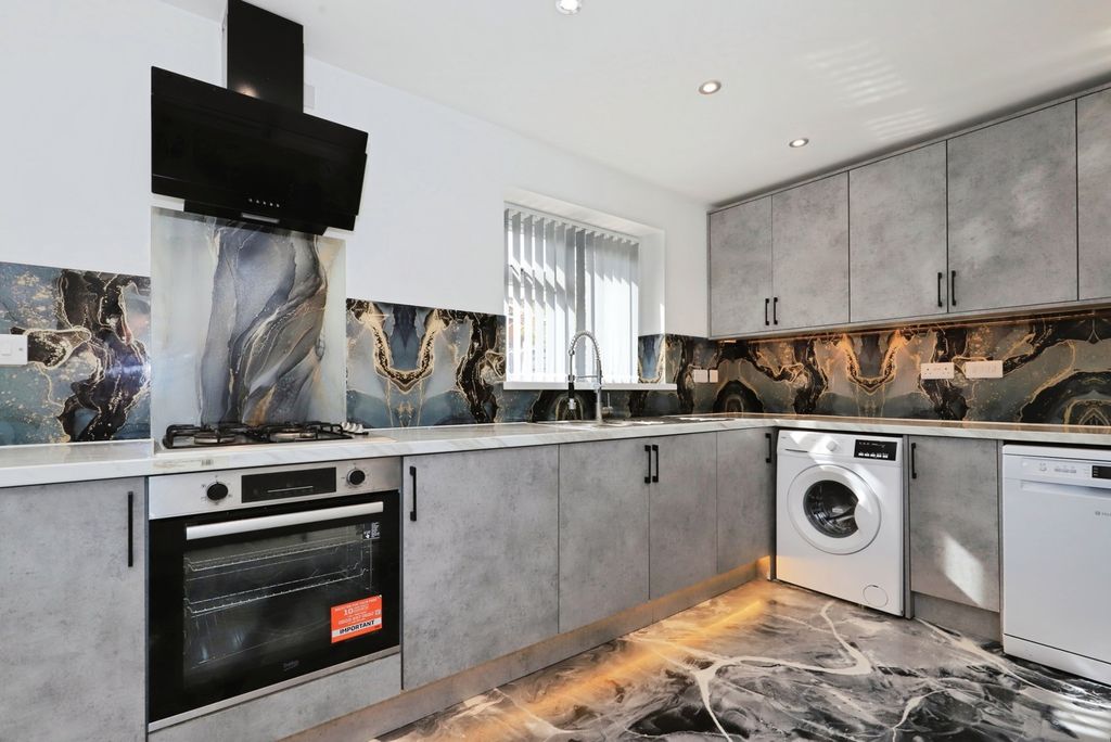 Additional image 3 of 4 bed semi-detached house for saleSheaves Close, Bilston, West Midlands WV14