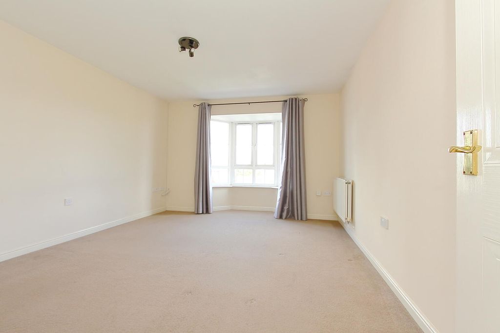 2 bed flat for saleColebrook Way, Andover SP10 photo 4
