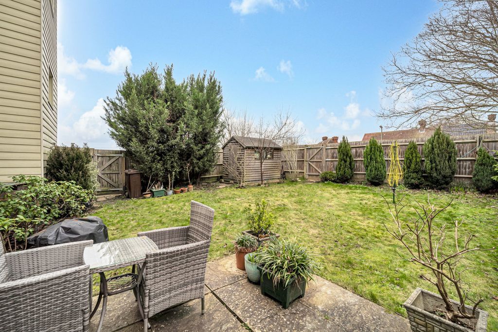2 bed flat for salePyle Close, Addlestone KT15 photo 3
