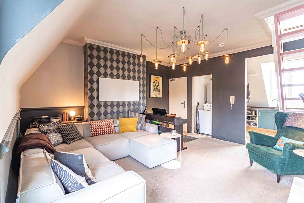 Additional image 2 of 2 bed flat for saleHigh Street, Berkhamsted, Hertfordshire HP4