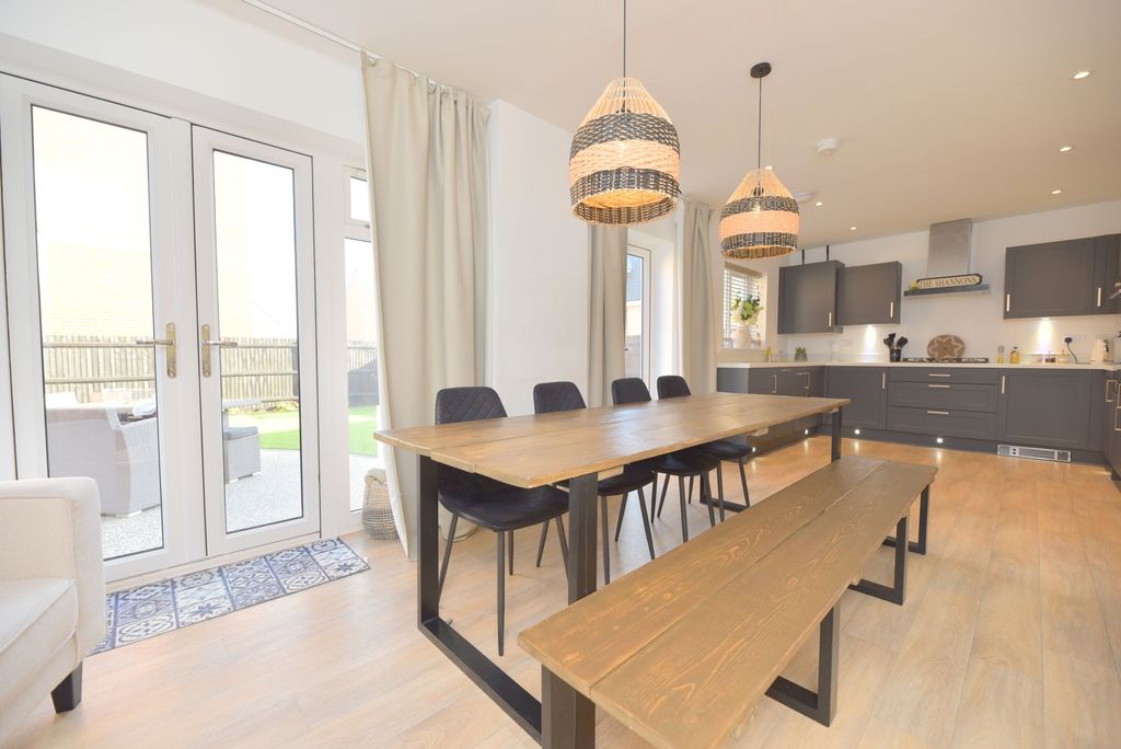 Additional image 2 of 5 bed detached house for saleBellflower Gardens, Biggleswade SG18