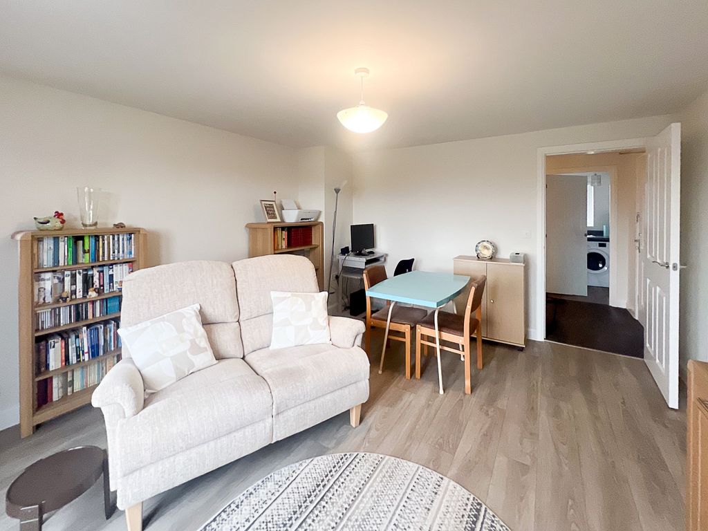 2 bed flat for saleKingsbrook Basin, Broughton HP22 photo 5