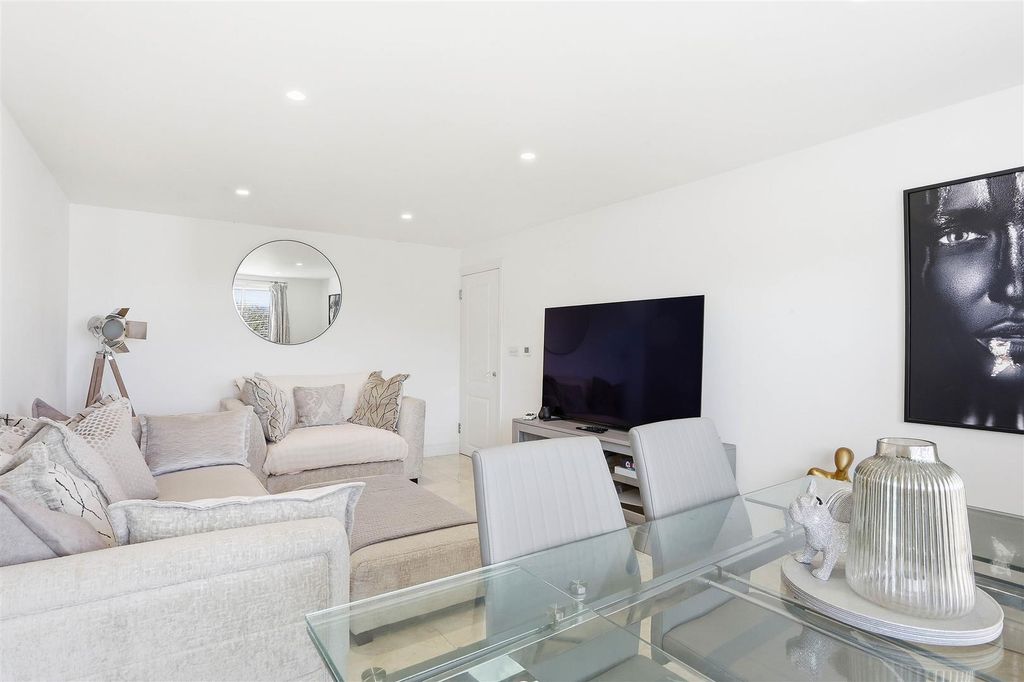 Additional image 6 of 2 bed flat for salePound Road, Banstead SM7