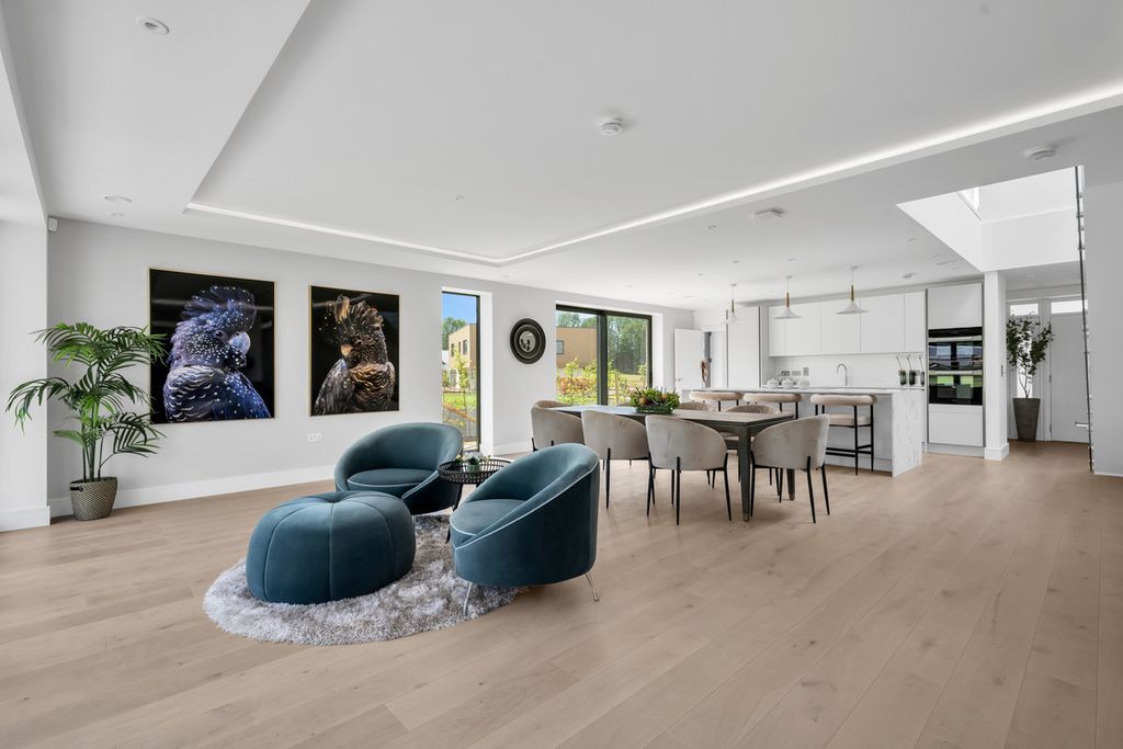 4 bed country house for saleHouse 13Bh Courtlands Park, Banstead SM7