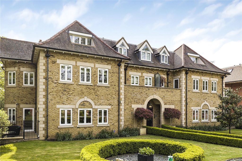 3 bed flat for saleCockfosters Road, Hadley Wood EN4