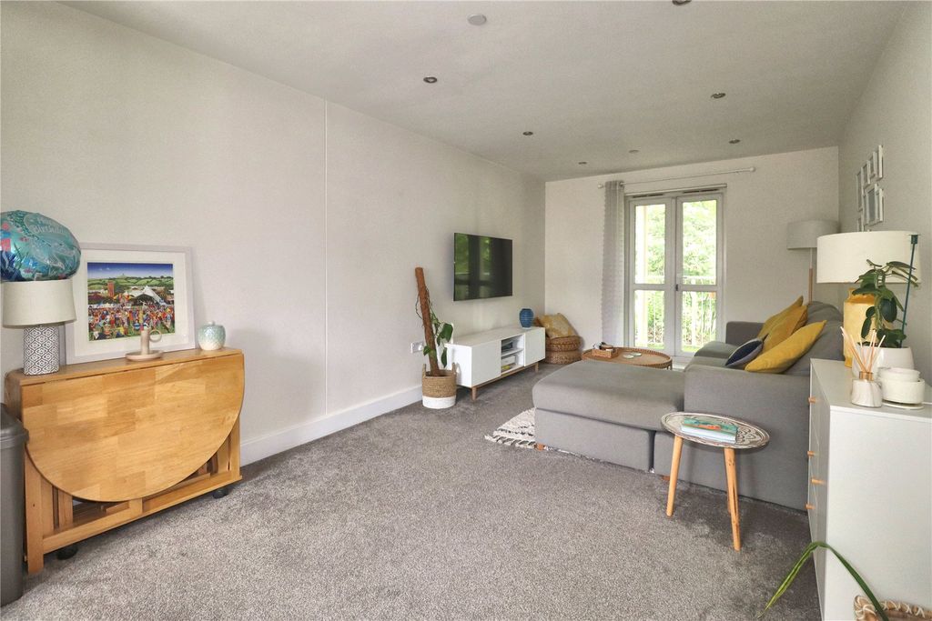 Additional image 3 of 2 bed flat for saleWoking GU21