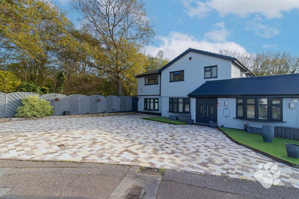 8 bed link detached house for saleFalcon Way, Birds Estate, Kingswood SS16