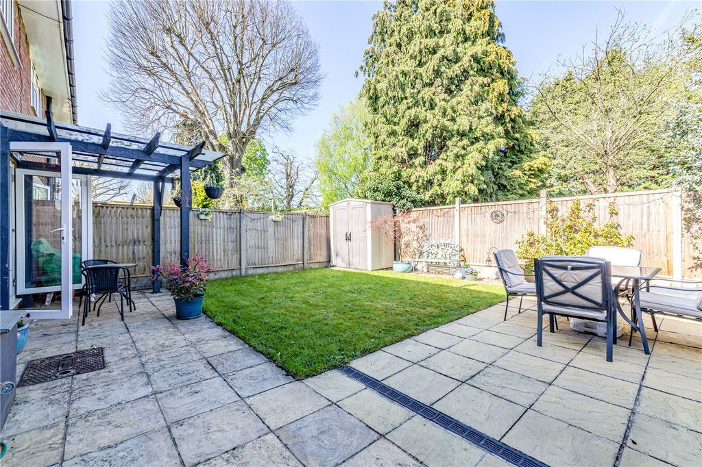 2 bed maisonette for saleManor Drive, New Haw, Addlestone, Surrey KT15 photo 2